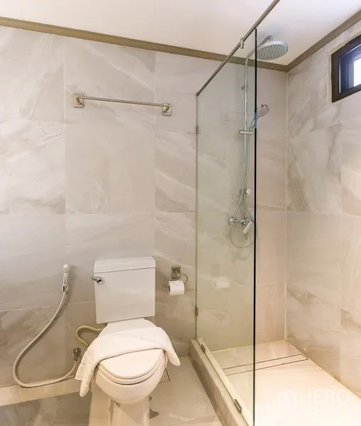 อพาร์ทเมนท์ ให้เช่าในKhlong Toei, Bangkok - ห้องน้ำสไตล์โมเดิร์น พร้อมตู้กระจกกั้นอาบน้ำ ฝักบัวเรนชาวเวอร์ และสายชำระ