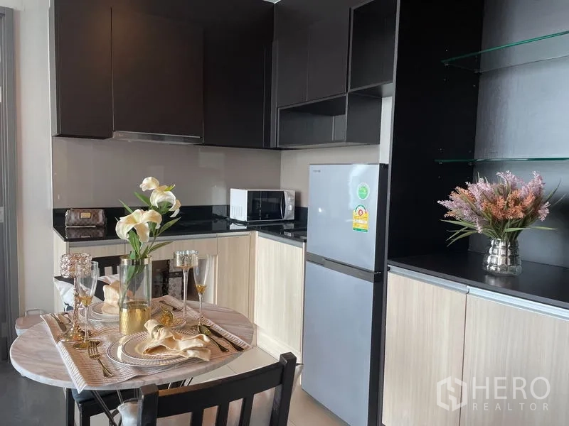 คอนโด ให้เช่าหรือขายในWatthana, Bangkok - ครัวรูปตัวแอลพร้อมตู้เย็น ไมโครเวฟ และโต๊ะอาหาร