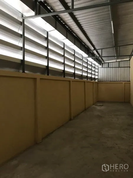 คลังสินค้า ให้เช่าในSamut Sakhon - ทางเดินภายในโกดัง หลังคาเมทัลชีทสูงพร้อมช่องลมและแผ่นรับแสงธรรมชาติ