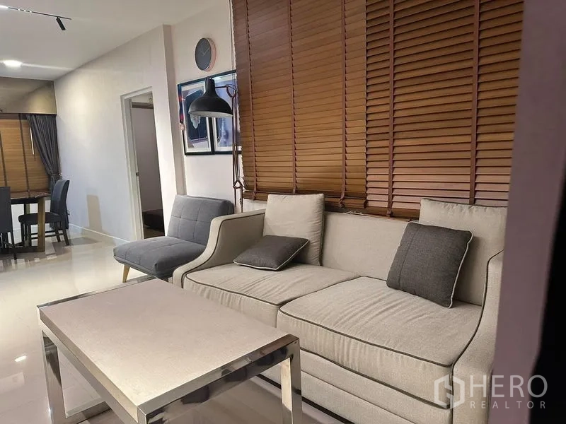 Detached House for rent in Bang Phli, Samut Prakan - Living area with sofa set, coffee table and wooden blinds.