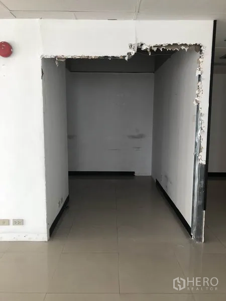 สำนักงาน ให้เช่าในWatthana, Bangkok - ช่องประตูที่ยังตกแต่งไม่เสร็จเชื่อมสู่ห้องภายใน