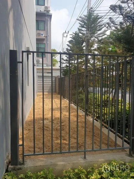 สำนักงานที่บ้าน ให้เช่า - ทางเดินข้างบ้านมีรั้วรอบ พื้นที่ดินและแปลงปลูกต้นไม้