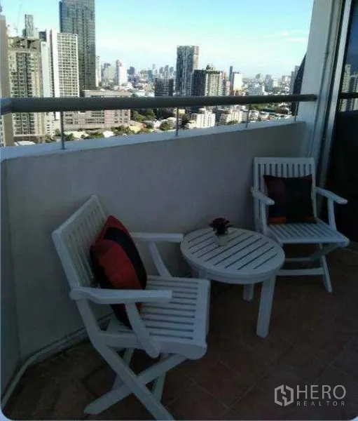 公寓 出租在Khlong Toei, Bangkok - 私人阳台配两把椅子和小桌，可眺望曼谷天际线