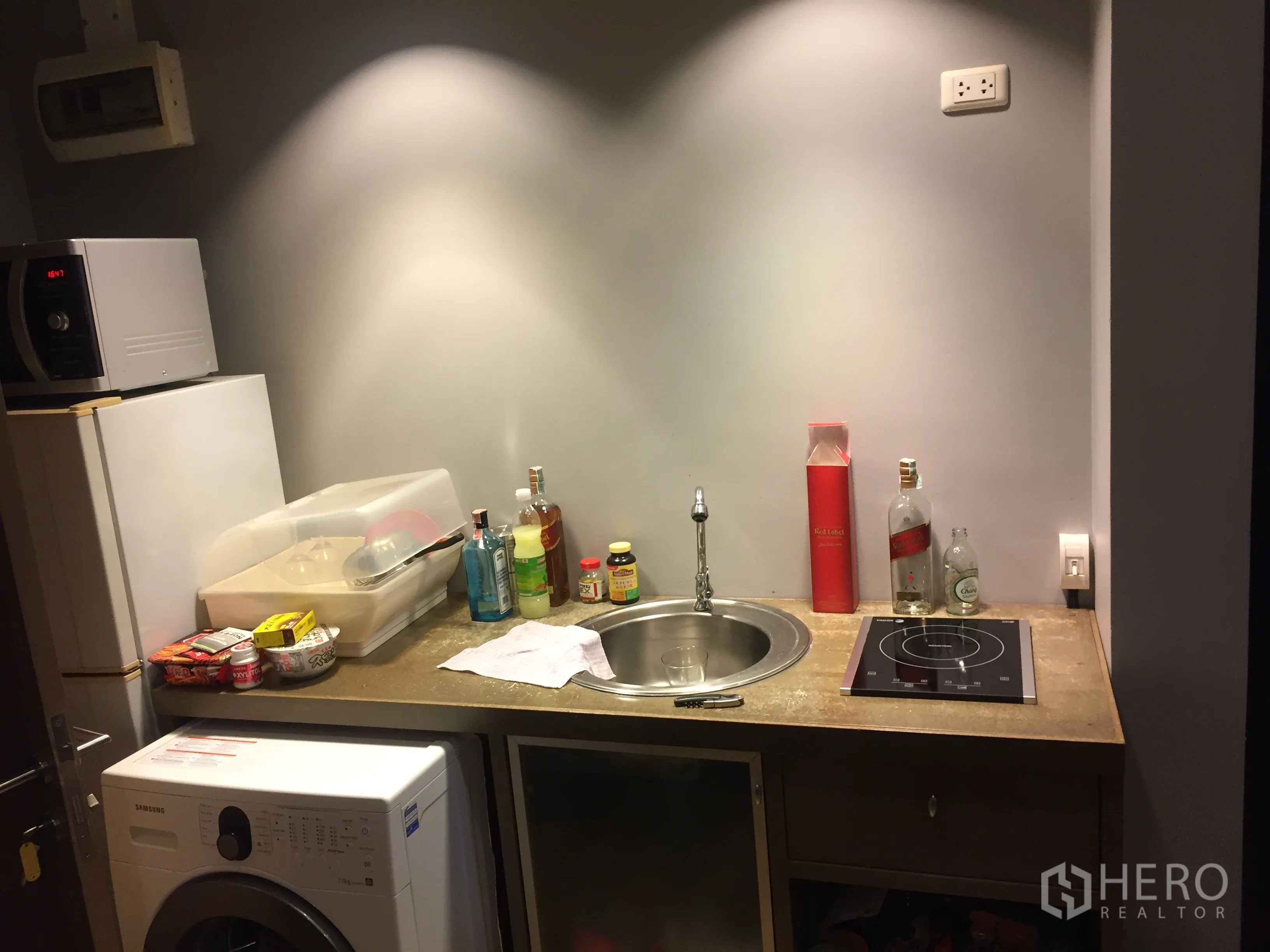 คอนโด ให้เช่าหรือขายในWatthana, Bangkok - มุมครัวขนาดกะทัดรัดพร้อมอ่างล้างจาน เตาแม่เหล็กไฟฟ้า ไมโครเวฟ ตู้เย็น และเครื่องซักผ้า