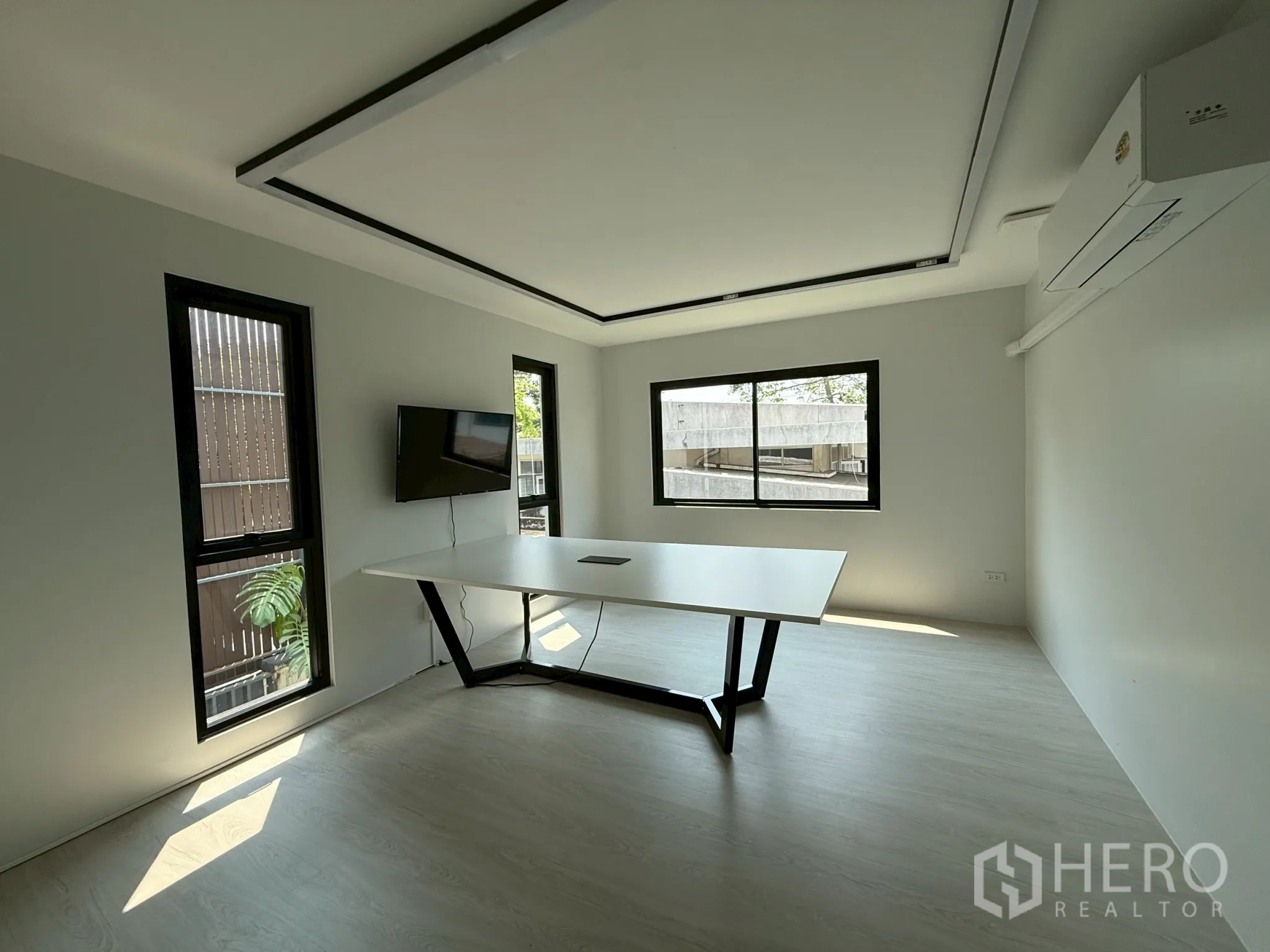 โฮมออฟฟิศ for rent in Watthana, Bangkok - ห้องทำงานสว่างพร้อมโต๊ะ หน้าต่าง และแอร์