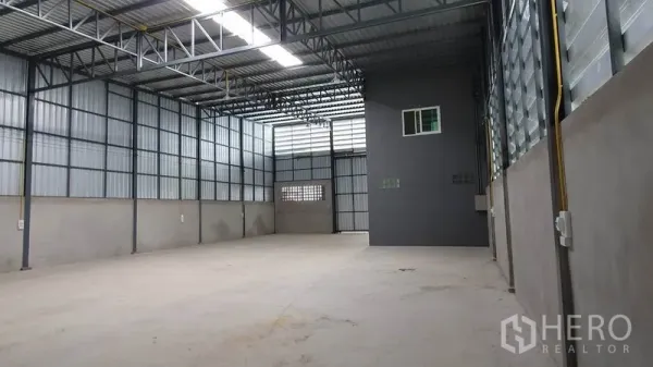 คลังสินค้า ให้เช่าในLam Luk Ka, Pathum Thani - ภายในโกดังโล่งเพดานสูง โครงเหล็ก แผงรับแสง และพื้นคอนกรีตเรียบ