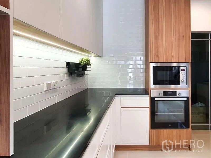 บ้าน ให้เช่าในSathon, Bangkok - ครัวบิวท์อินทันสมัย เคาน์เตอร์หินสีดำ ผนังกระเบื้อง subway และเตาอบสแตนเลสแบบติดตั้ง