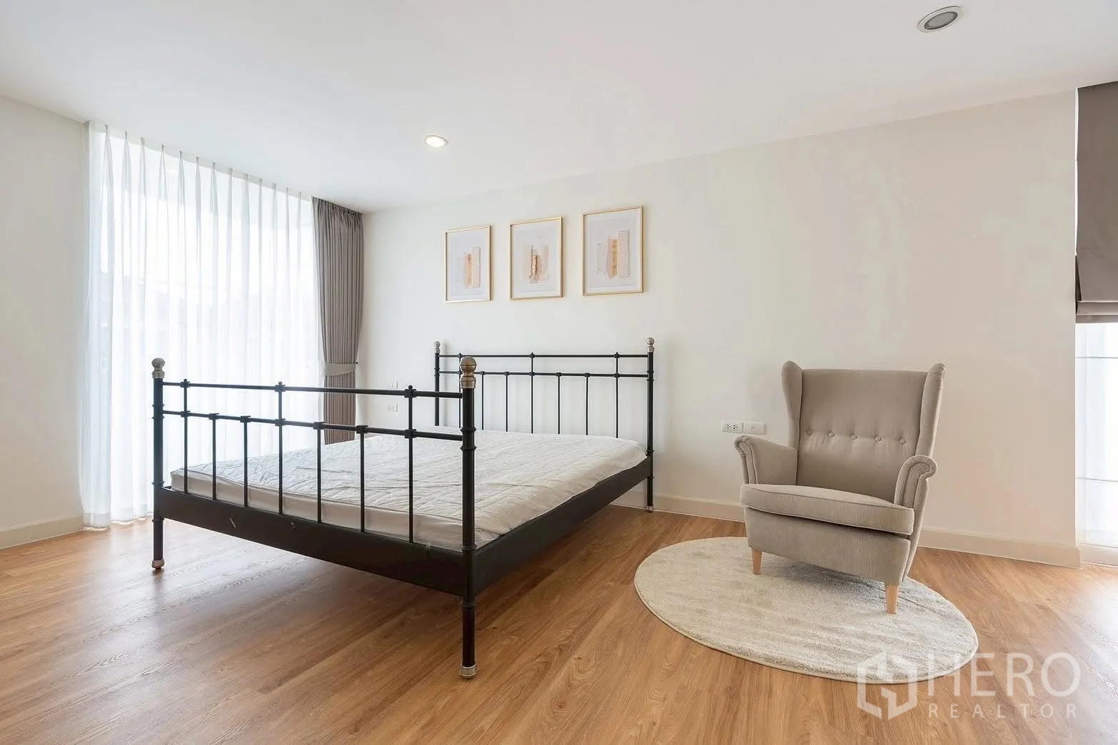 独栋房屋 for rent in Saphan Sung, Bangkok - 客卧配金属床架和舒适的翼背椅。