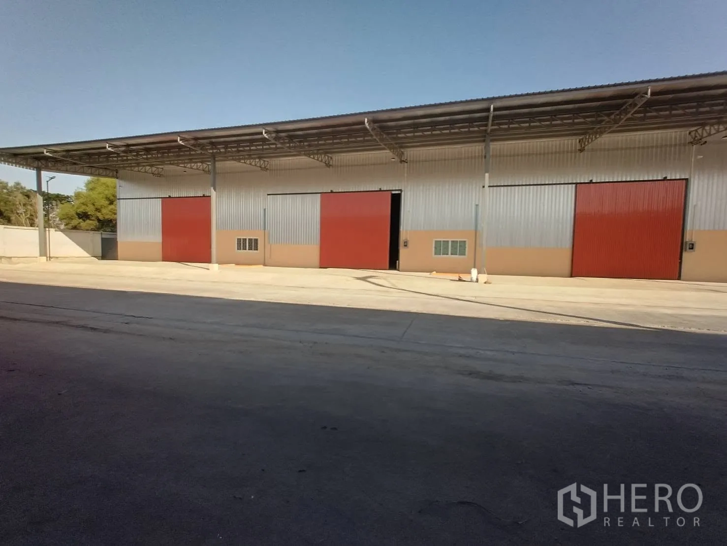 โกดัง for rent in Khlong Luang, Pathum Thani - แถวโกดังหลายยูนิต หลังคาสูง และถนนด้านหน้ากว้างสำหรับรถบรรทุก