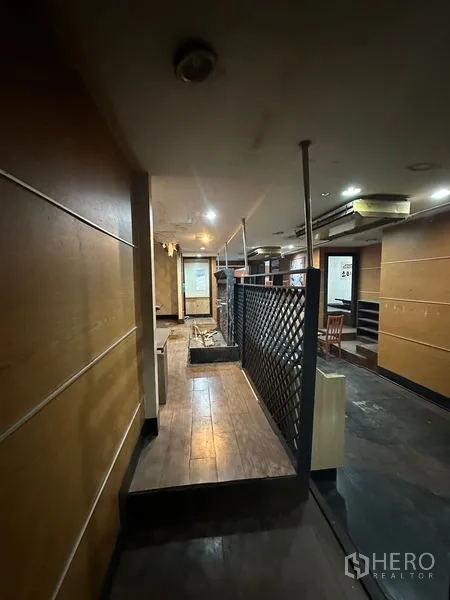 零售空间 出租在Yan Nawa, Bangkok - 木质走廊与格栅隔断，连接多个用餐区域。