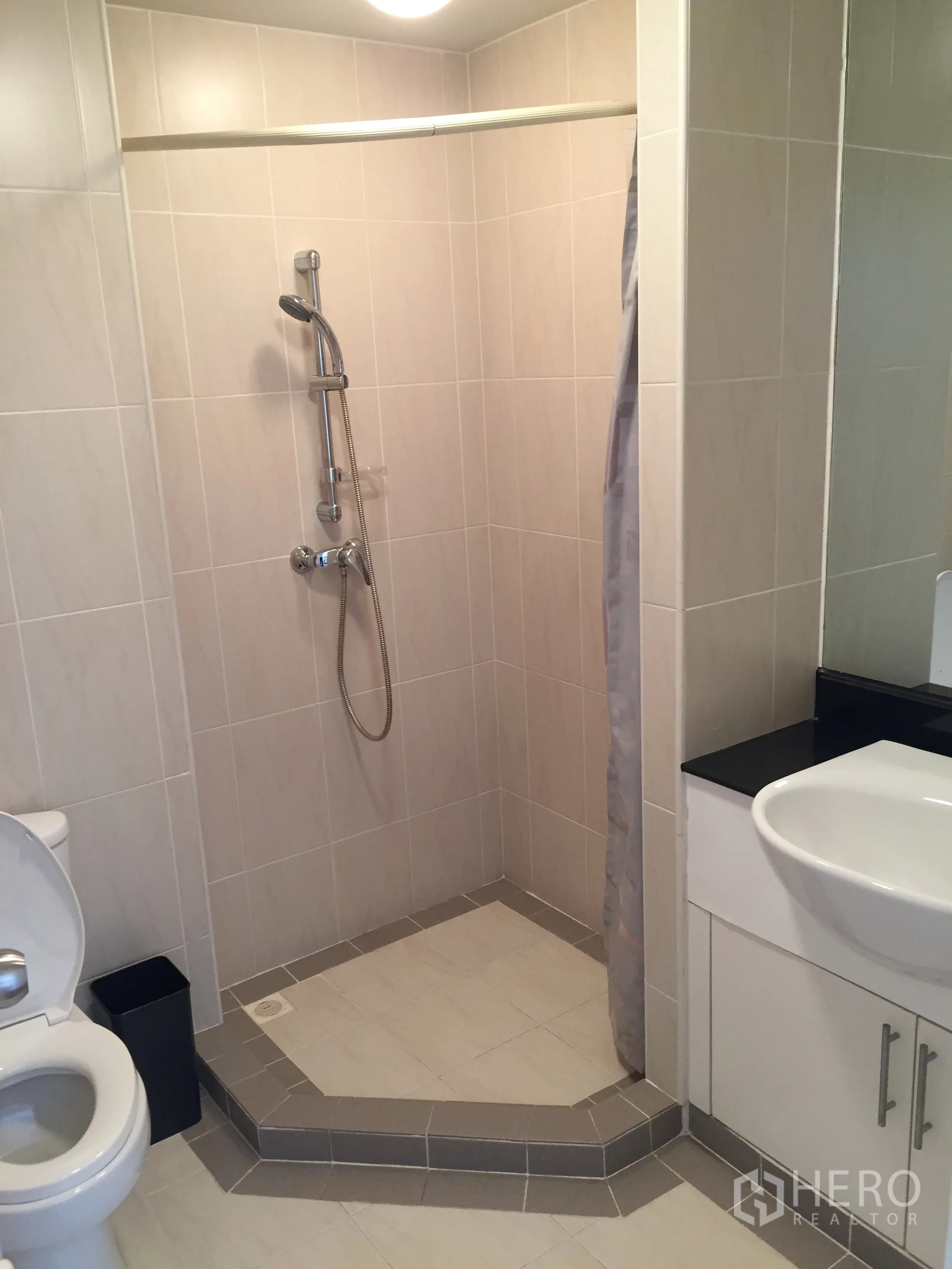 คอนโด ให้เช่าในWatthana, Bangkok - ห้องน้ำปูกระเบื้องพร้อมโซนอาบน้ำแบบยกสเต็ป อ่างล้างหน้าและโถสุขภัณฑ์