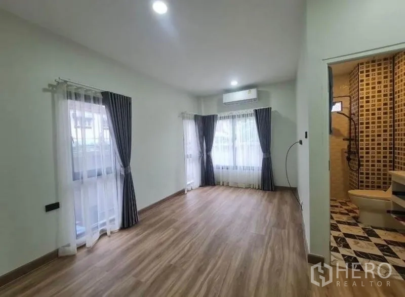 บ้าน ขายในSai Mai, Bangkok - ห้องนอนโปร่งพื้นลามิเนต มีหน้าต่างรอบด้าน และห้องน้ำในตัว