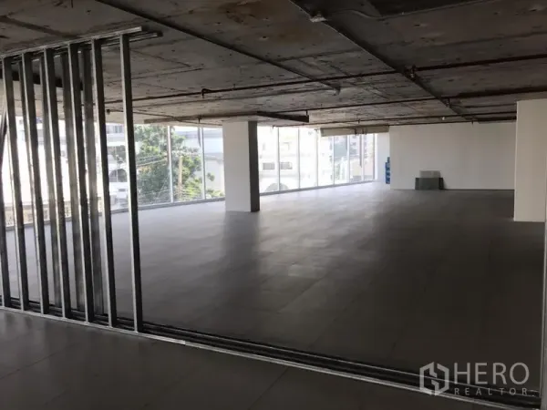 สำนักงาน ให้เช่าในKhlong Toei, Bangkok - ภายในสำนักงานยังไม่ตกแต่ง มีโครงผนังเมทัลสตั๊ด เพดานเปิดโชว์งานระบบ และผนังกระจกยาว