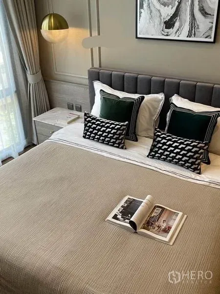 คอนโด ให้เช่าในPathum Wan, Bangkok - ห้องนอนเตียงควีน หัวเตียงบุนุ่ม หมอนหลายใบ และผ้าม่านยาว