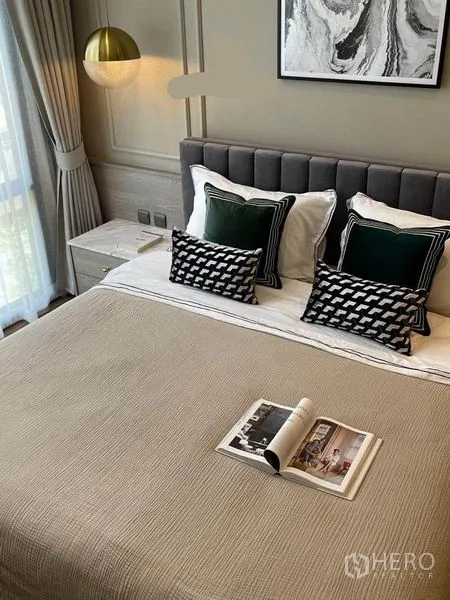 คอนโด ให้เช่าในPathum Wan, Bangkok - ห้องนอนเตียงควีน หัวเตียงบุนุ่ม หมอนหลายใบ และผ้าม่านยาว