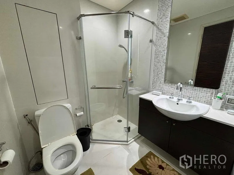 คอนโด ให้เช่า - ห้องน้ำพร้อมตู้ shower กระจกใส อ่างล้างหน้า และกระเบื้องโทนเรียบ