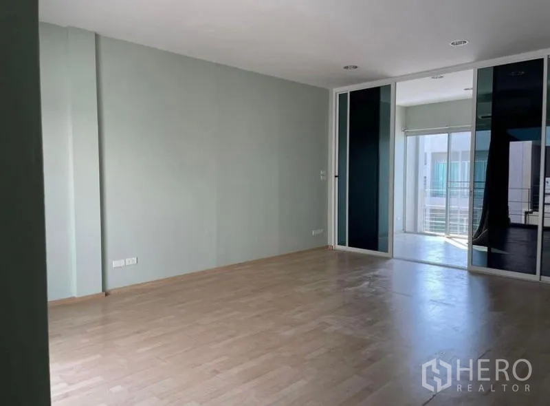 ทาวน์เฮาส์ ให้เช่าในSuan Luang, Bangkok - ห้องอเนกประสงค์กว้าง พื้นไม้ ผนังกั้นกระจกเชื่อมต่อระเบียง