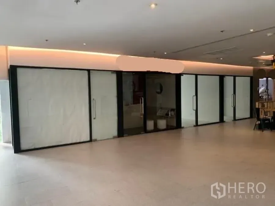 พื้นที่ขายปลีก ให้เช่า - หน้าร้านกระจกกว้างของร้านค้าในอินดอร์พลาซ่าข้างโซนที่นั่ง