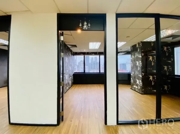 สำนักงาน ให้เช่าหรือขายในWatthana, Bangkok - ห้องกั้นกระจกเชื่อมสู่พื้นที่ทำงานสว่าง วิวเมือง พื้นไม้