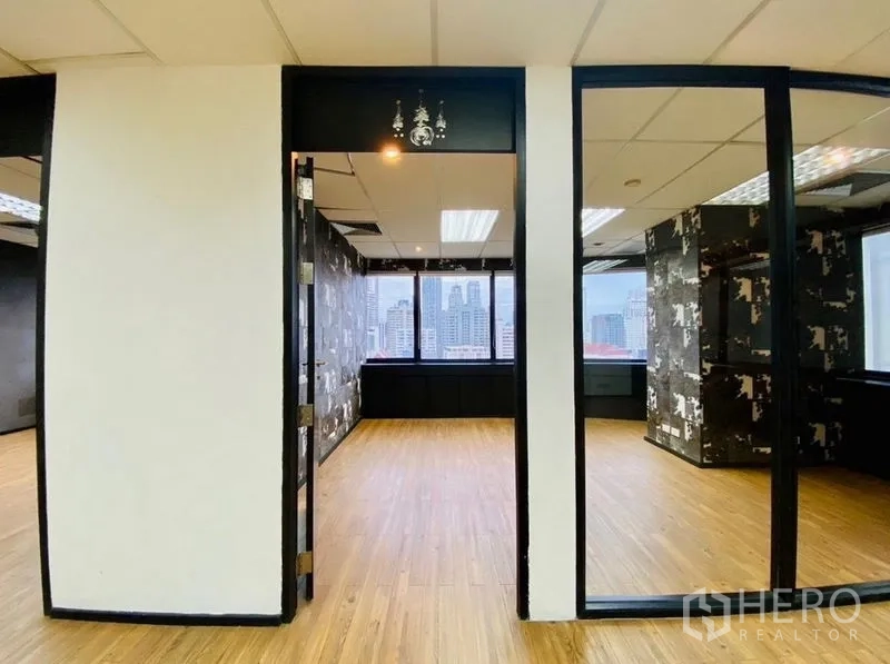 สำนักงาน ให้เช่าหรือขายในWatthana, Bangkok - ห้องกั้นกระจกเชื่อมสู่พื้นที่ทำงานสว่าง วิวเมือง พื้นไม้