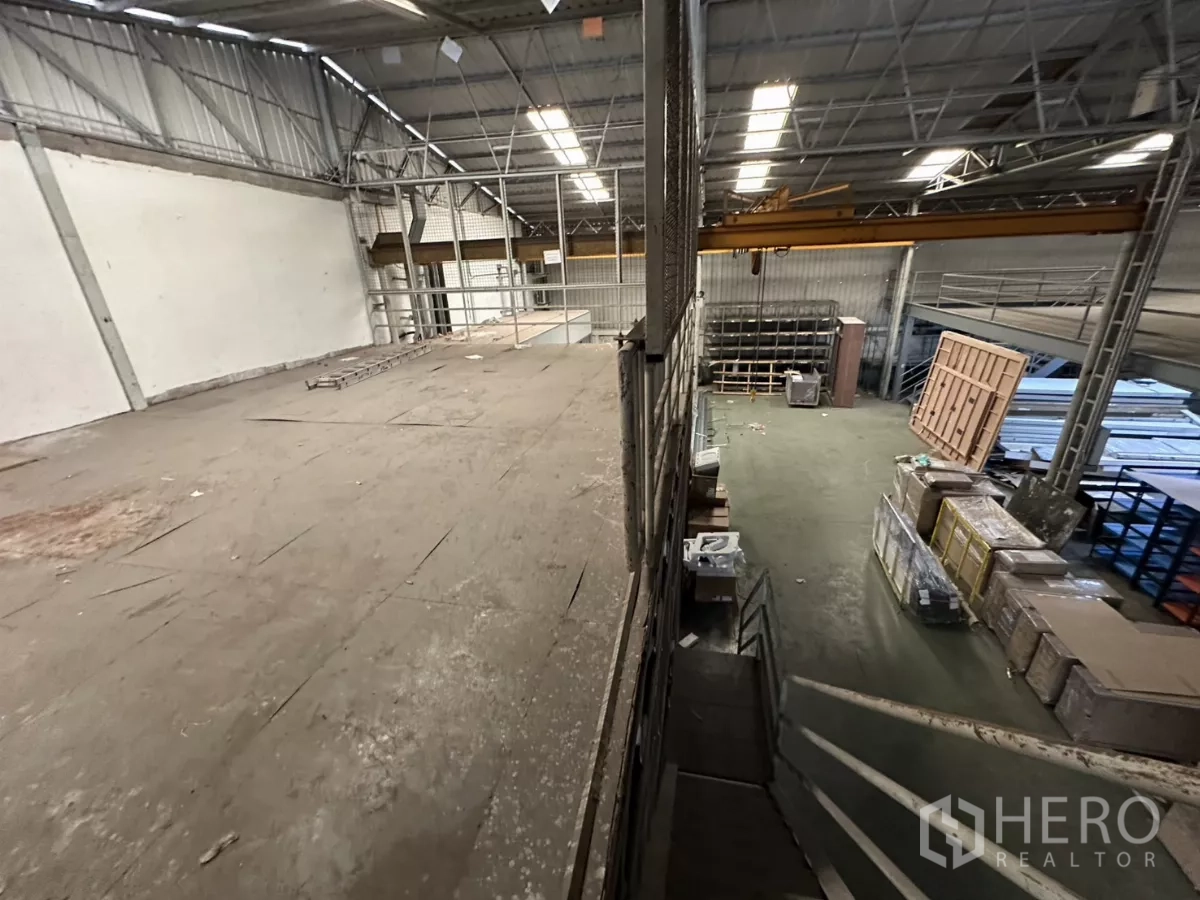 คลังสินค้า ให้เช่าในYan Nawa, Bangkok - ขอบชั้นลอยมองลงสู่พื้นล่างและคานเครนสีเหลือง