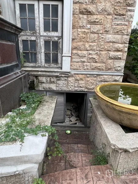 สำนักงานที่บ้าน ให้เช่าในHuai Khwang, Bangkok - ช่องทางลงชั้นใต้ดินใต้ผนังหินพร้อมกระถางและพืชพรรณ