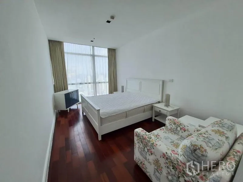 คอนโด ให้เช่าในPathum Wan, Bangkok - ห้องนอนแขก เตียงสีขาว โซฟาลายดอก และหน้าต่างสูง