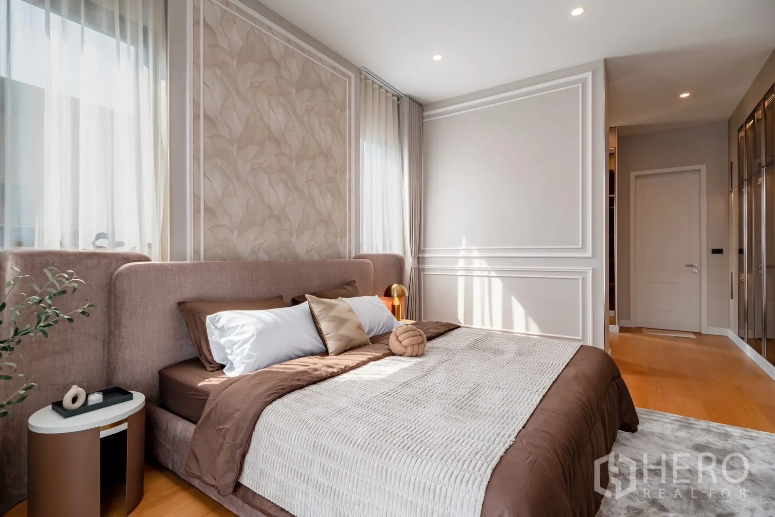 บ้านเดี่ยว for rent or sale in Saphan Sung, Bangkok - ห้องนอนสว่างโทนอบอุ่นพร้อมผนังตกแต่งและเตียงขนาดใหญ่