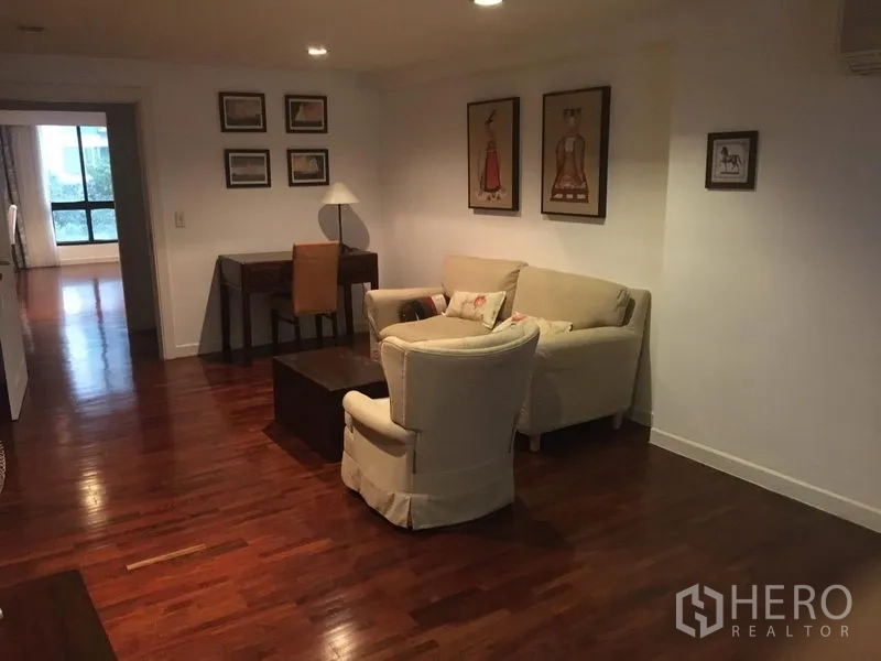 คอนโด ให้เช่า - ห้องนั่งเล่นมุมสอง เก้าอี้อาร์มแชร์ โซฟาเล็ก โต๊ะทำงาน และพื้นไม้