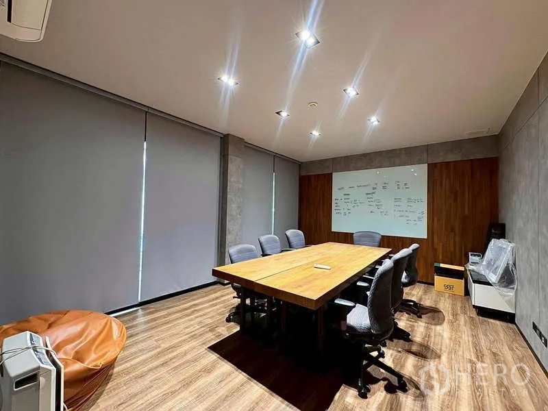 คลังสินค้า ให้เช่าในPrawet, Bangkok - ห้องประชุมมีโต๊ะไม้ยาว เก้าอี้ และไวท์บอร์ด