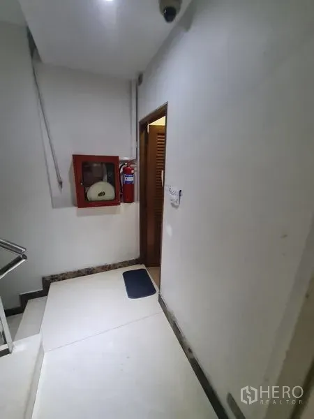 办公空间 出租在Bang Rak, Bangkok - 走廊设有消防水带柜、灭火器和监控摄像头。