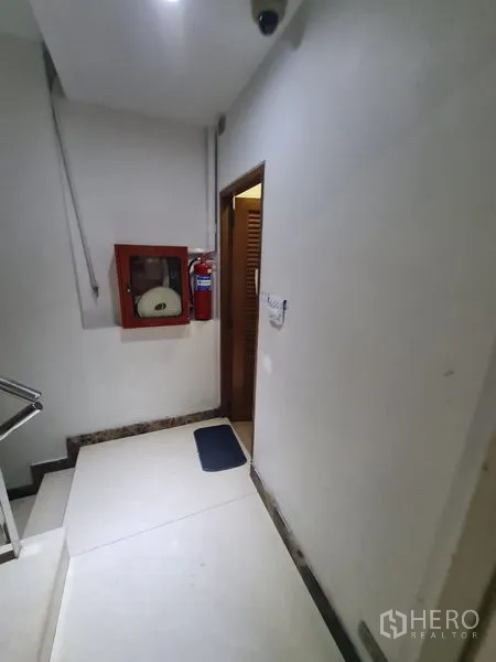 办公空间 出租在Bang Rak, Bangkok - 走廊设有消防水带柜、灭火器和监控摄像头。