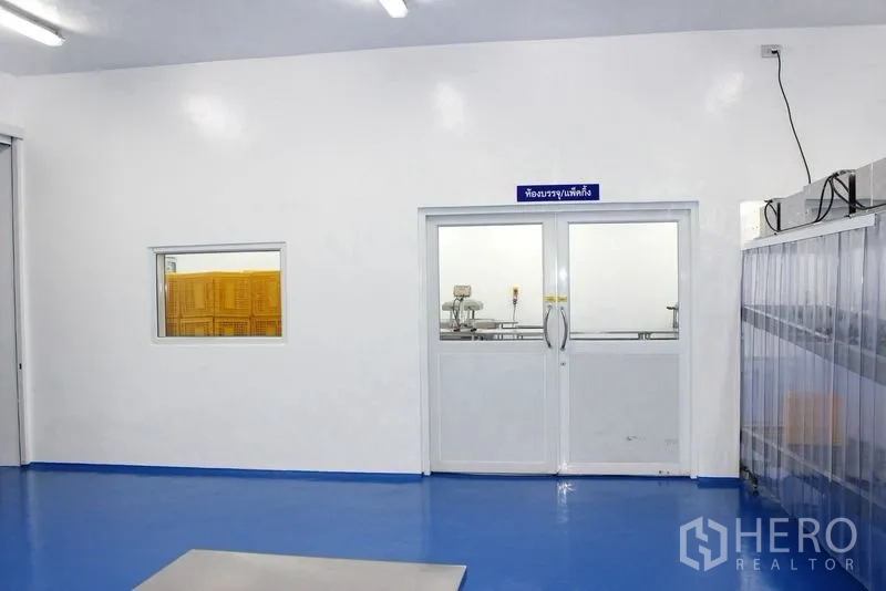 โรงงาน for rent or sale in Krathum Baen, Samut Sakhon - โถงสะอาดพร้อมประตูบานคู่และม่านริ้ว PVC ด้านข้าง