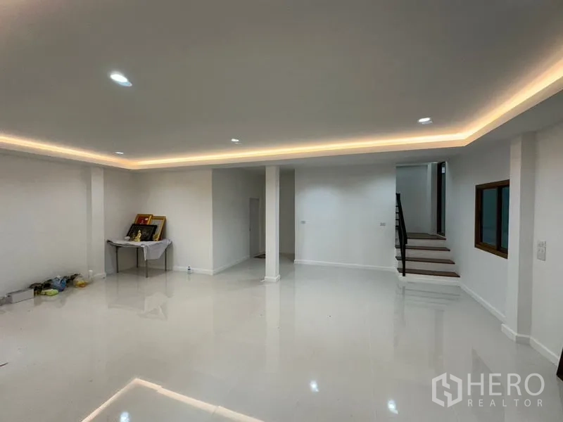 คลังสินค้า ให้เช่าในLam Luk Ka, Pathum Thani - พื้นที่ออฟฟิศสว่าง ไฟซ่อนฝ้า เสาพยุง และบันไดขึ้นชั้นบน