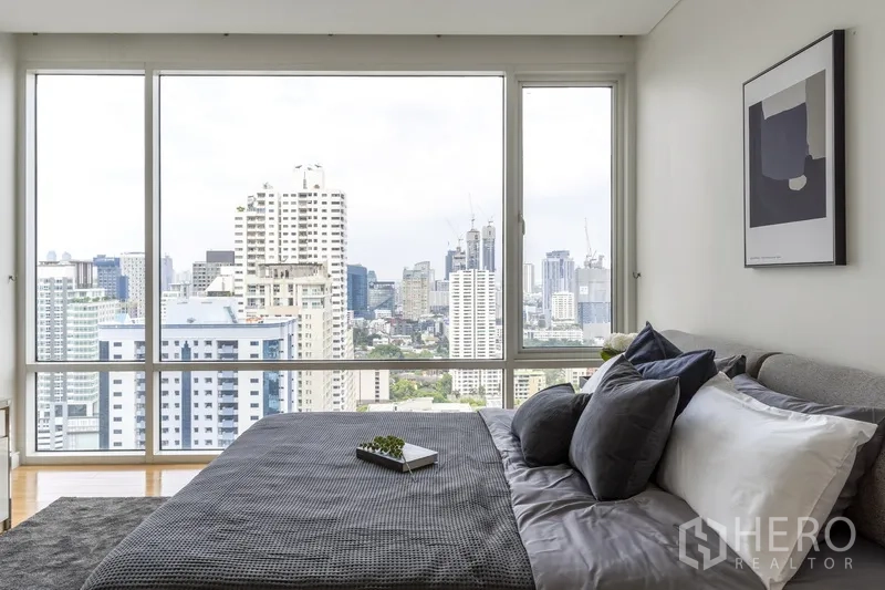 คอนโด ให้เช่าในWatthana, Bangkok - มุมมองห้องนอนพร้อมหน้าต่างบานใหญ่ ชุดเครื่องนอนสีเทา และวิวเมืองกว้าง