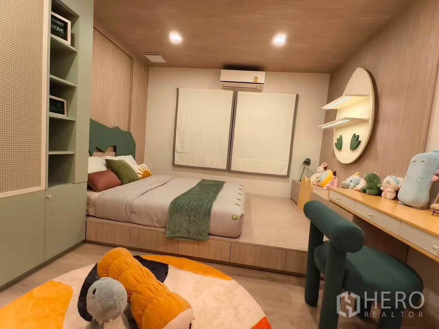 独栋房屋 for rent in Bang Phli, Samut Prakan - 儿童房另一角度，带内置柜与座椅。