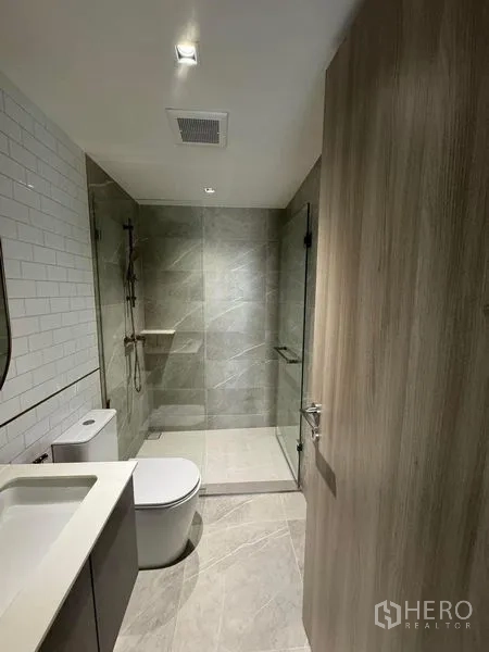 Condominium for rent in Watthana, Bangkok - Second bathroom with walk-in shower, vanity and contemporary fixtures.