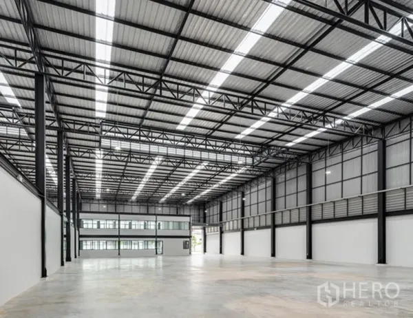 คลังสินค้า ให้เช่าในBang Sao Thong, Samut Prakan - ฮอลล์โกดังช่วงกว้าง เพดานสูง มีสกายไลท์ และบล็อกสำนักงานภายใน