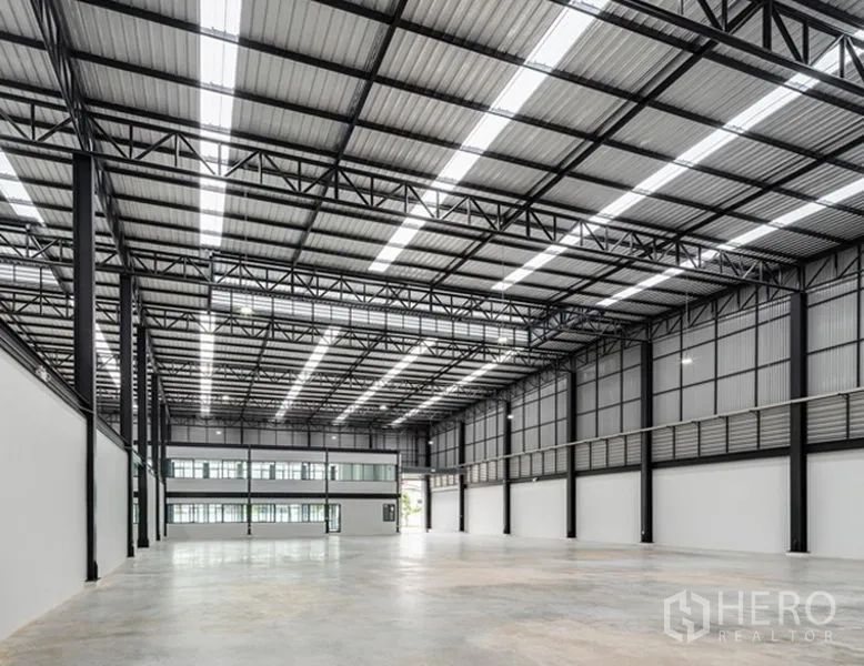 คลังสินค้า ให้เช่าในBang Sao Thong, Samut Prakan - ฮอลล์โกดังช่วงกว้าง เพดานสูง มีสกายไลท์ และบล็อกสำนักงานภายใน