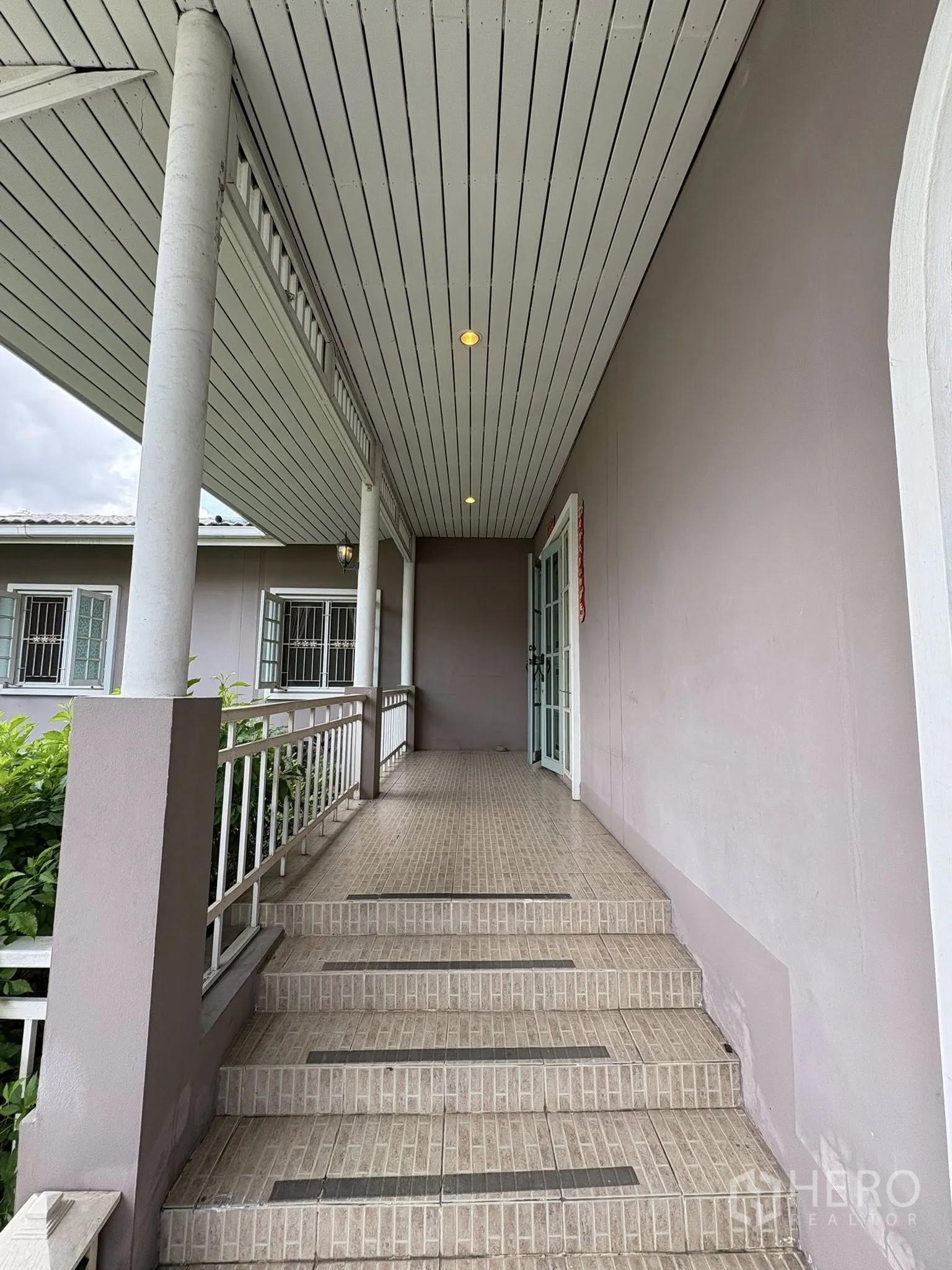 บ้าน ขายในPhra Khanong, Bangkok - ระเบียงยาวหน้าบ้าน มีบันได ราวกันตก และไฟเพดาน