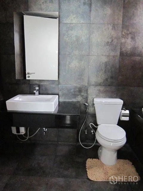 คอนโด ให้เช่าในKhlong Toei, Bangkok - ห้องน้ำสไตล์โมเดิร์นกรุผนังโทนเข้ม มีอ่างล้างหน้าแบบสี่เหลี่ยม กระจก และโถสุขภัณฑ์