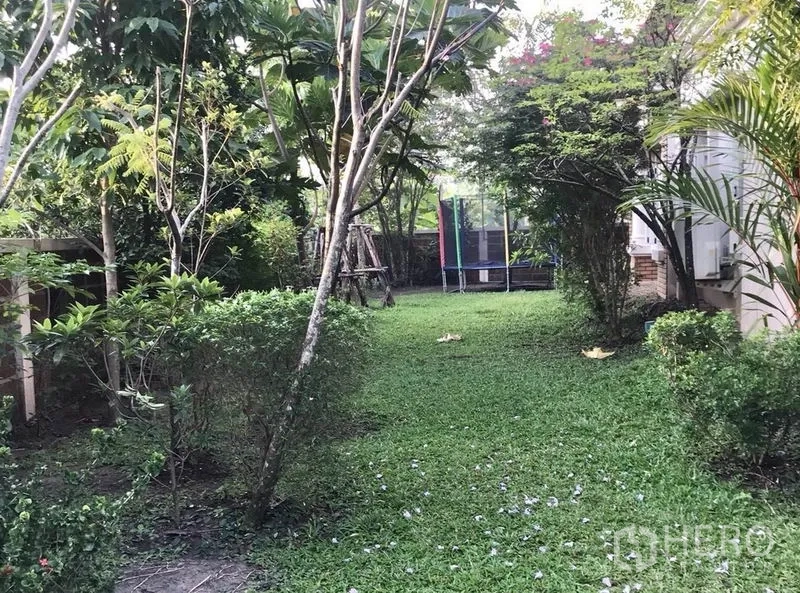 独立式住宅 出租 - 私家花园，草坪、成树与灌木，角落设有蹦床。