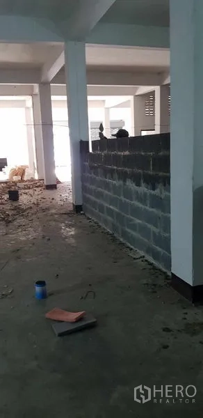 คลังสินค้า ให้เช่าในNong Khaem, Bangkok - พื้นที่กำลังปรับปรุงก่อผนังอิฐบล็อกใหม่ภายในโกดัง