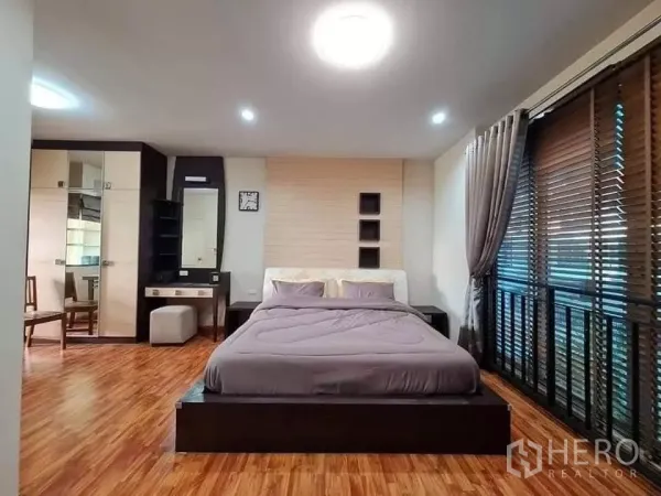 ทาวน์เฮาส์ ให้เช่าในKhlong Toei, Bangkok - ห้องนอนใหญ่กว้าง พื้นไม้ หน้าต่างบานใหญ่พร้อมมู่ลี่และผ้าม่าน โต๊ะเครื่องแป้งและตู้เสื้อผ้า