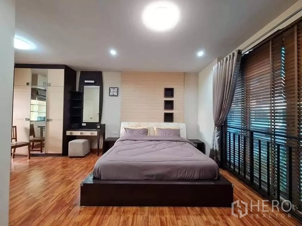 ทาวน์เฮาส์ ให้เช่าในKhlong Toei, Bangkok - ห้องนอนใหญ่กว้าง พื้นไม้ หน้าต่างบานใหญ่พร้อมมู่ลี่และผ้าม่าน โต๊ะเครื่องแป้งและตู้เสื้อผ้า