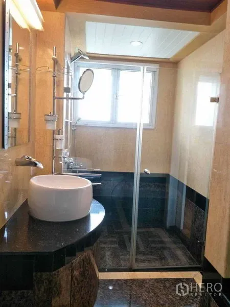 คอนโด ให้เช่าหรือขายในWatthana, Bangkok - ห้องน้ำอ่างล้างหน้าวางบนเคาน์เตอร์หินแกรนิต และฝักบัวกระจกสว่าง