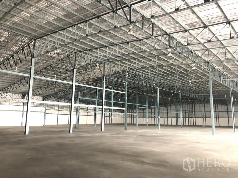 คลังสินค้า ให้เช่าในBang Phli, Samut Prakan - ภายในโกดังโปร่งสูง บางพลี สมุทรปราการ โครงหลังคาเหล็ก พื้นคอนกรีตเรียบ