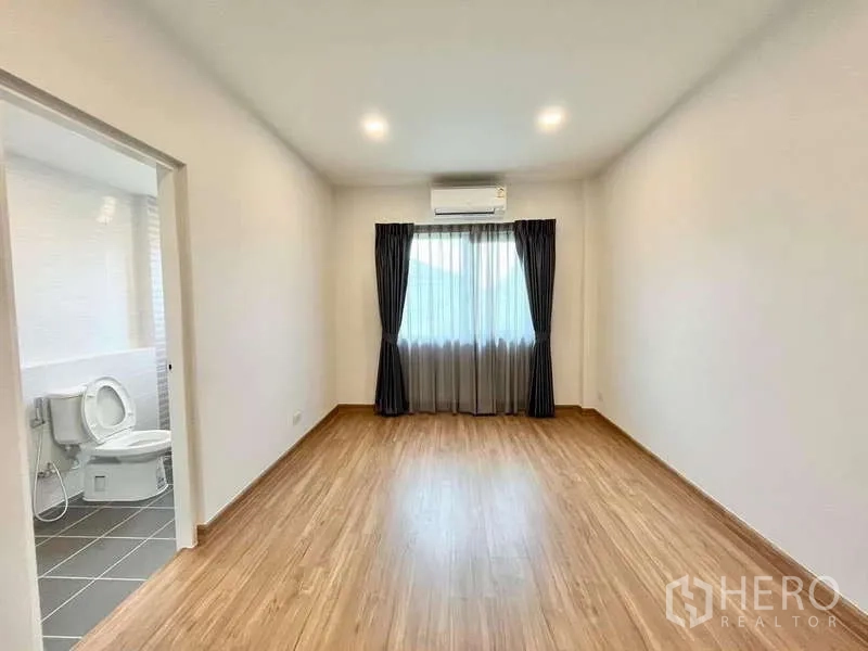 Detached House for rent in Don Mueang, Bangkok - Sunlit multi-purpose room with wood flooring, AC and door to private bathroom.