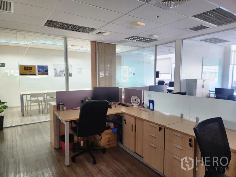 办公空间 出租 - 工作区毗邻玻璃墙会议室，木纹地板清爽明亮。