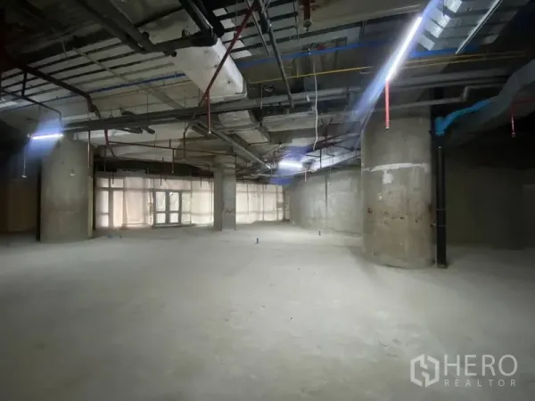 零售空间 出租 - 转角室内空间宽阔，设有结构柱，远端玻璃入口采光良好。